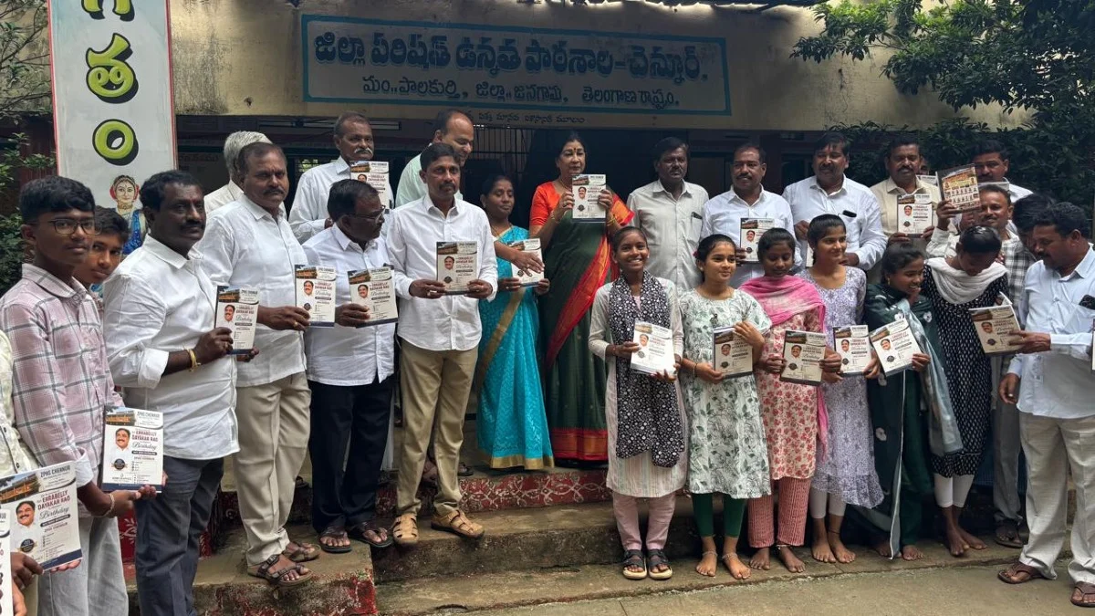 చెన్నూరులో దయన్న బర్త్డే వేడుకలు.. విద్యార్థులకు నోట్బుక్స్ పంపిణీ